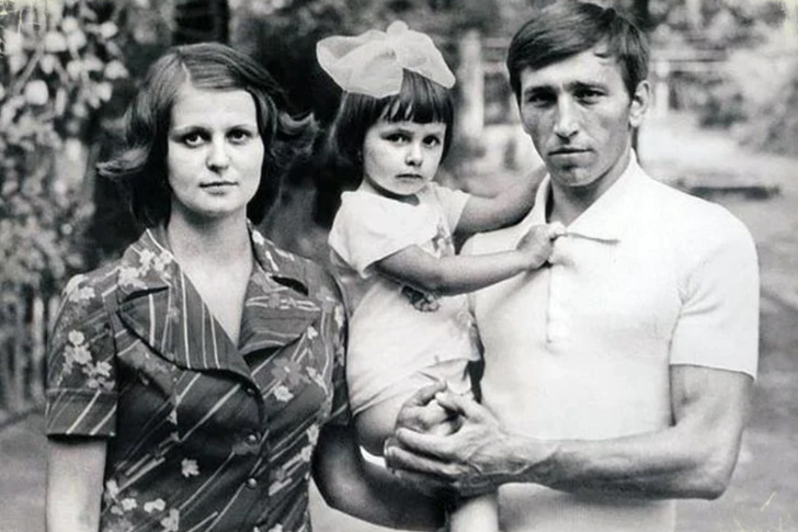 Маленькая Татьяна с родителями