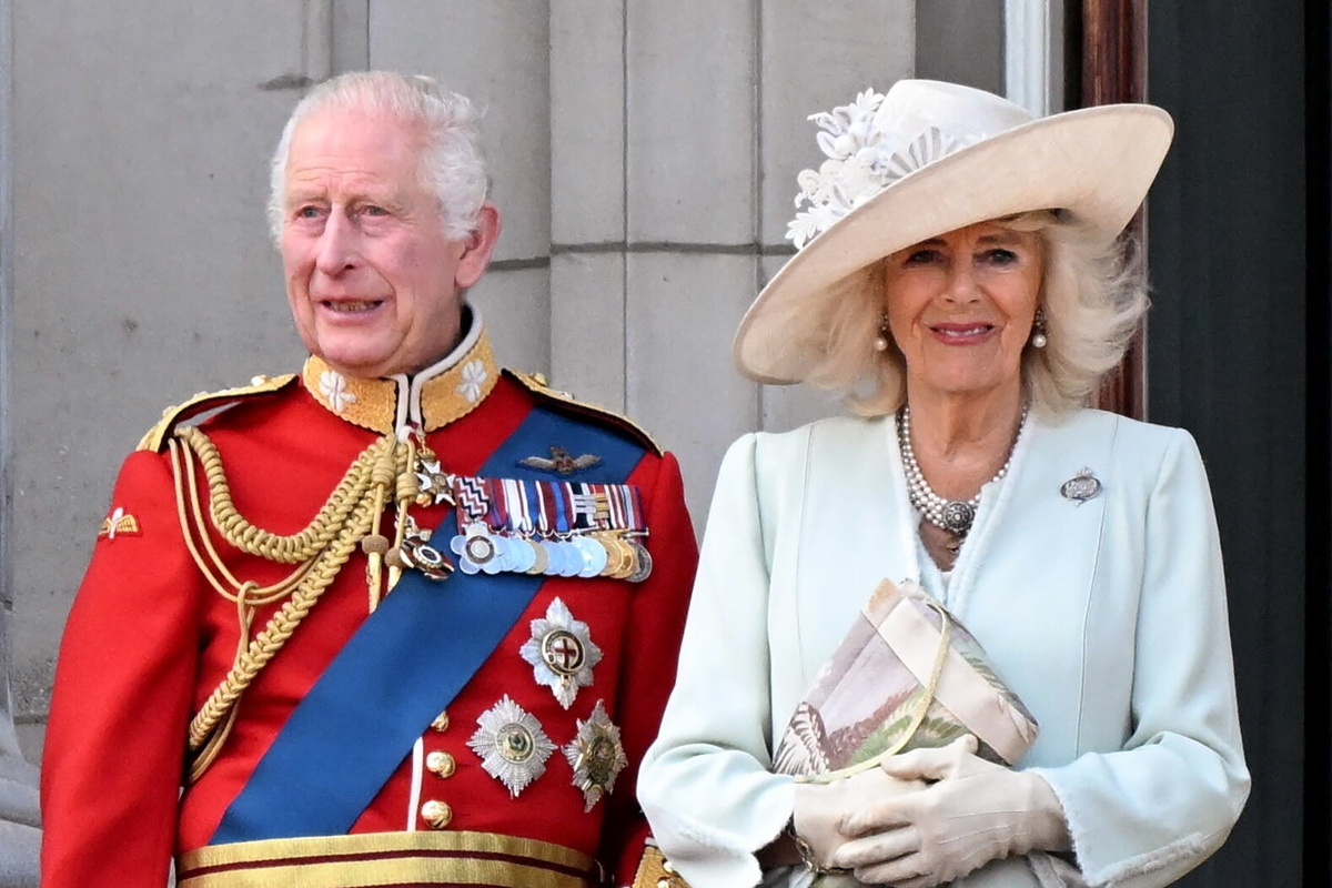     Показала страсть: Камилла позволила себе на публике неприличный жест по отношению к мужу