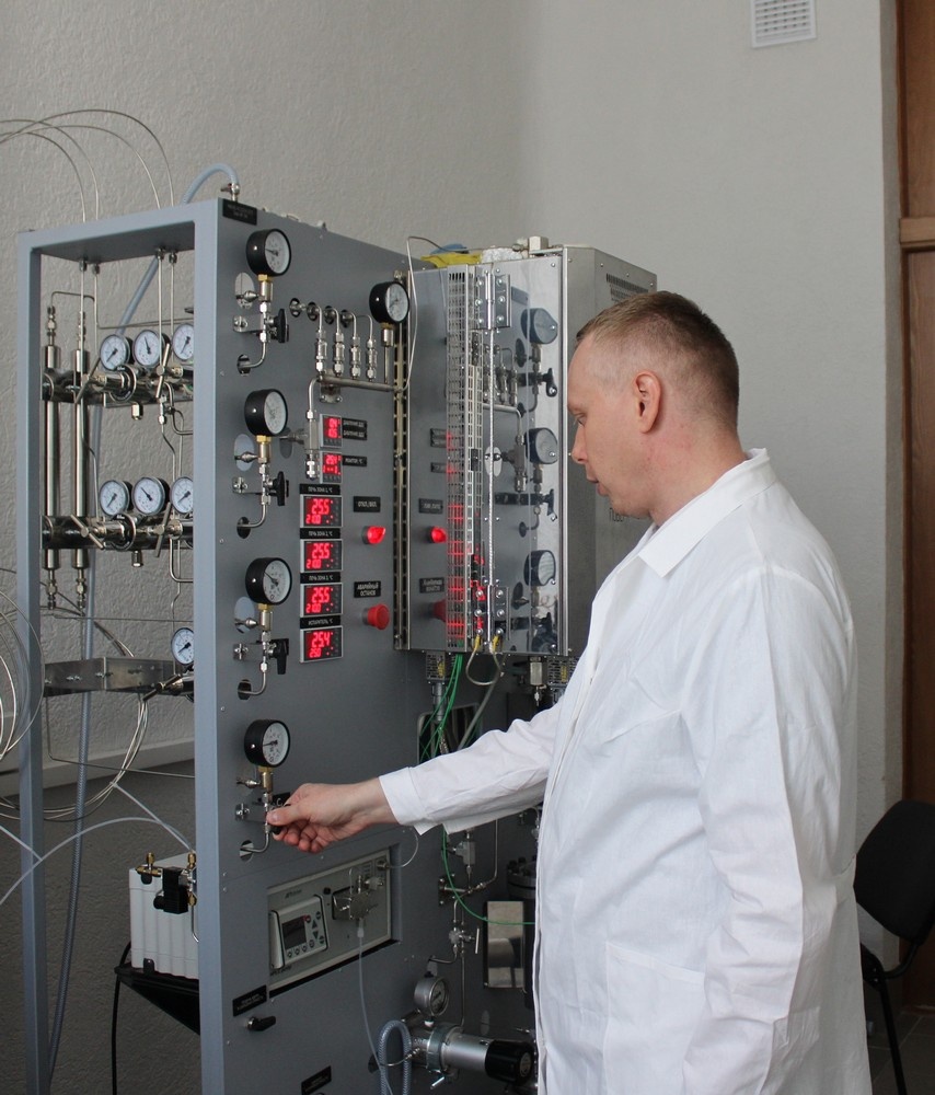 За работой в лаборатории. Каталитический комплекс высокого давления.
