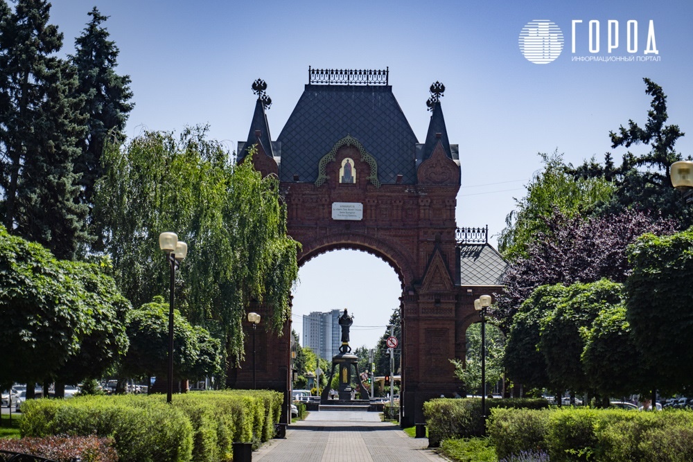 Александровская арка на улице Красной (фото: "Город") 