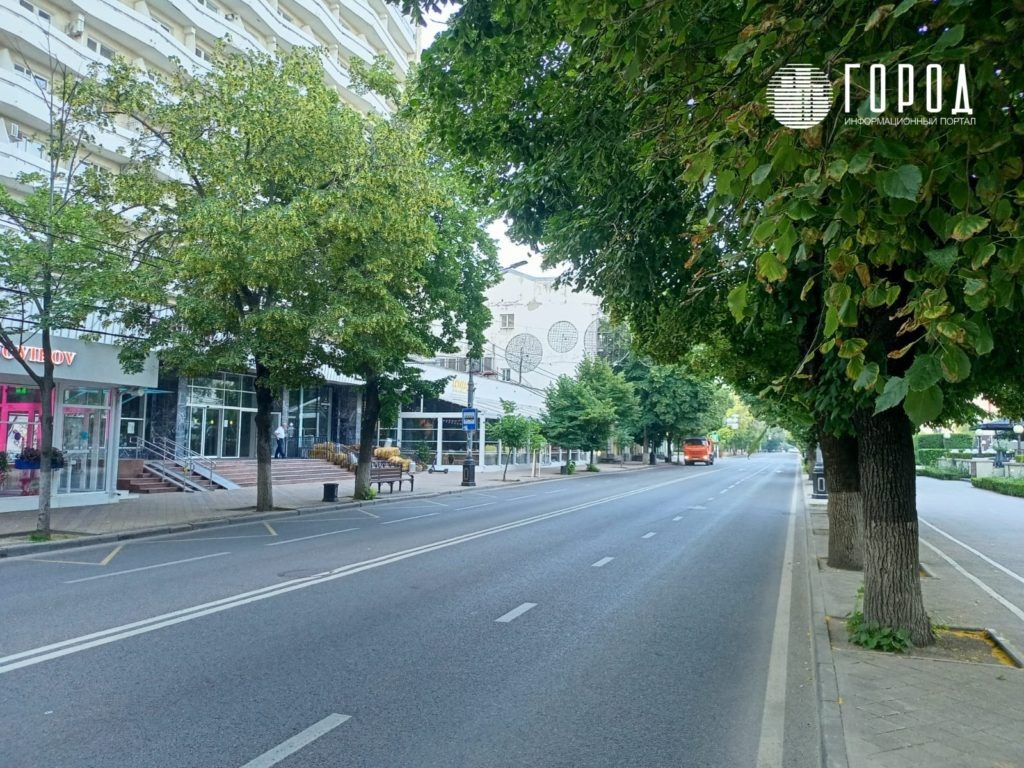 На редкость пустынная улица Красная