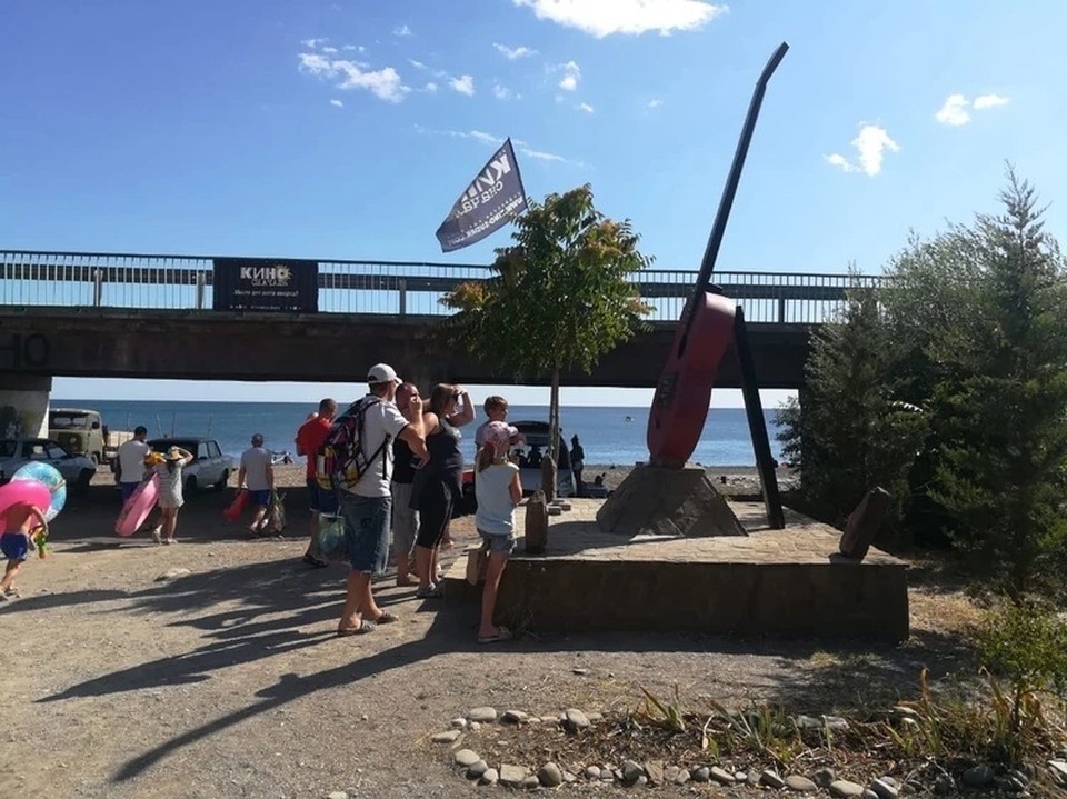    Памятник установлен в поселке Морское. Фото: Фестиваль «КИНО сначала»/Vk