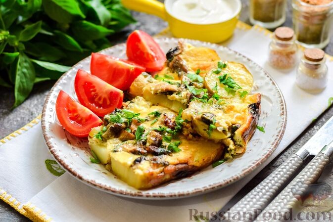 картофель молодой, шампиньоны, лук репчатый, яйца, сметана, зелень петрушки, соль, перец чёрный молотый, масло растительное