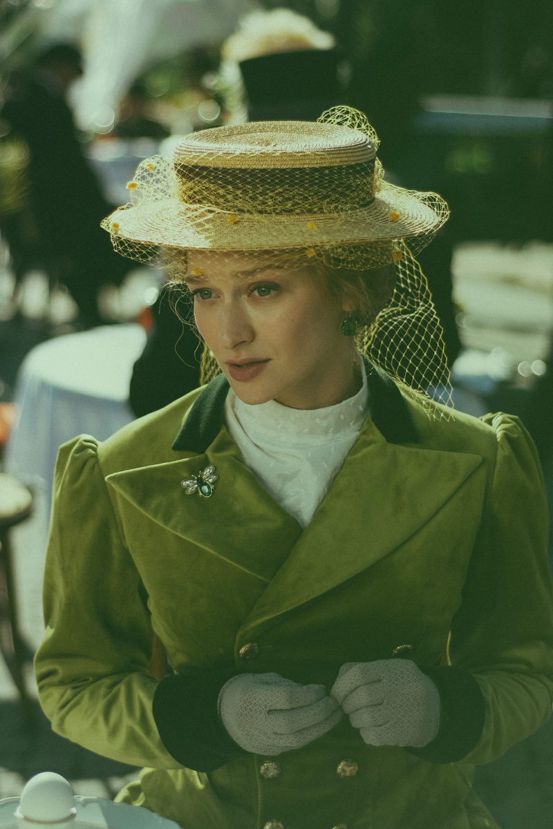 Нежная Стеша (Диана Милютина) на работе. с сайта https://www.kinopoisk.ru/film/5376927/stills/