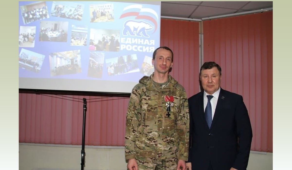 Экс-штурмовик ЧВК "Вагнер", а ныне - преподаватель воскресной школы Виктор Биртолан с депутатом Заксобрания Свердловской области Сергеем Мелехиным. Фото — Заксобрание Свердловской области