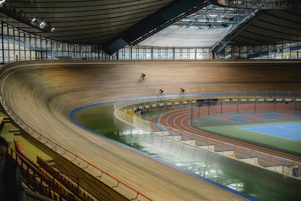    Длина велотрека — 333,33 метра — неслучайна. Так проще считать разные дистанции: 1000 метров, 2000 метров и так далее.