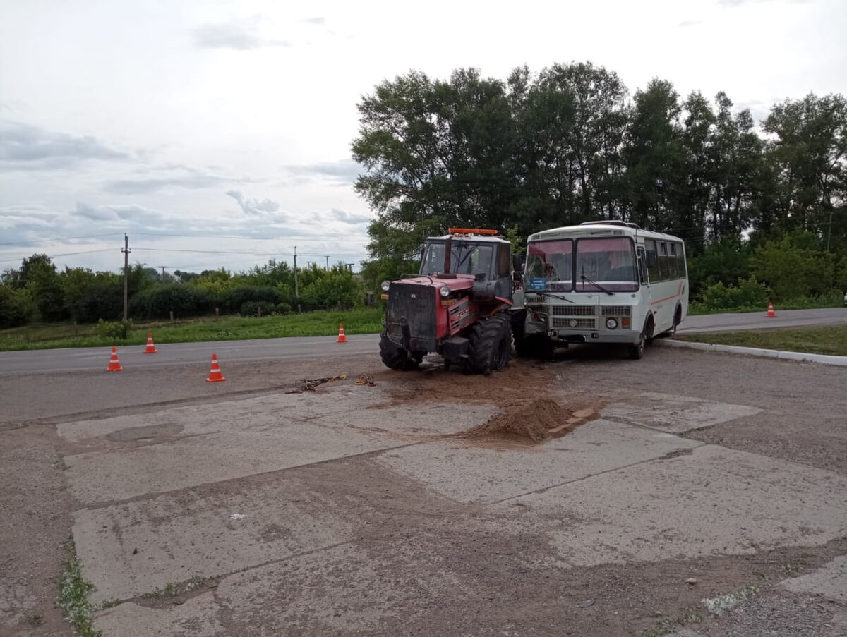    Под Оренбургом пассажирский автобус столкнулся с трактором, пострадали пассажиры