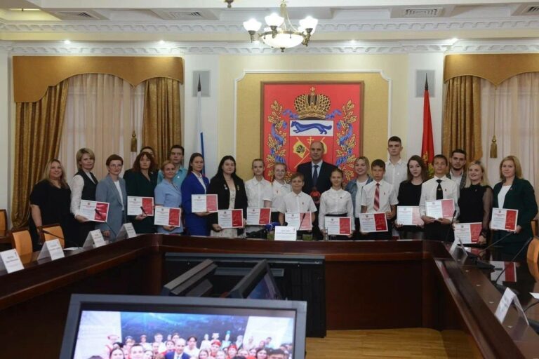    Паслер наградил активистов «Движения первых» за помощь в ликвидации последствий паводка Кристина Просвиркина