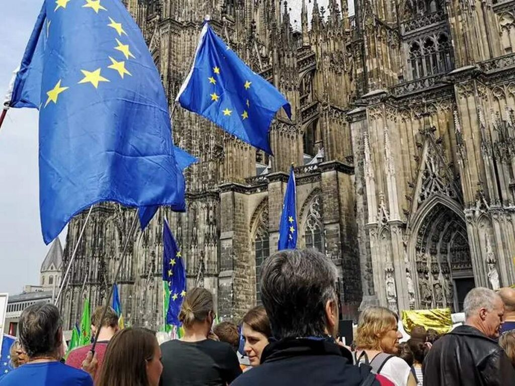 Нет, я конечно же, знала, что выходить на улицу с немецким национальным флагом в Германии как бы не очень прилично.