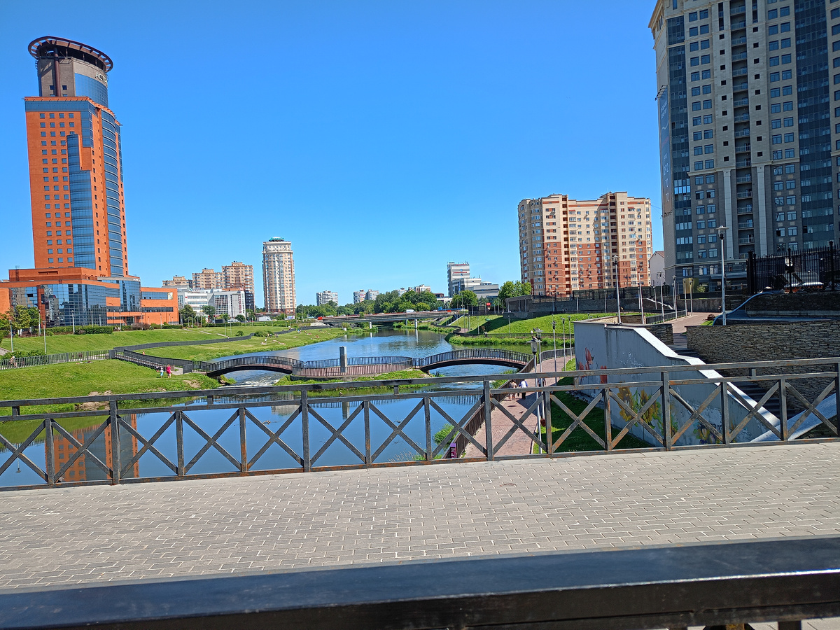 Вид с моста на набережную