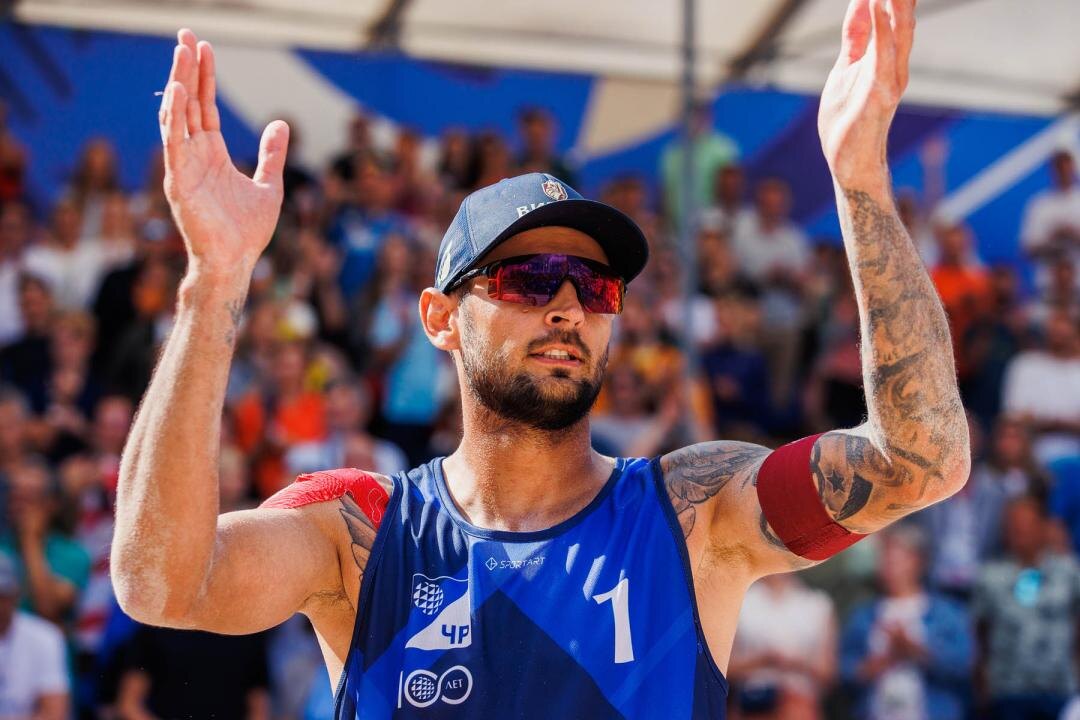 Фото: https://beach.volley.ru/calendar/01GHTVA70GR7V411F732XR10J2/photos?page=42&tab=3
