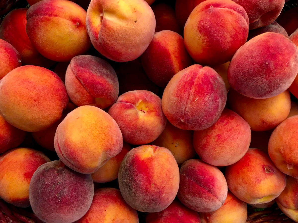 Персики, с их сочной мякотью и нежным ароматом, давно стали символом лета и здорового образа жизни.-2