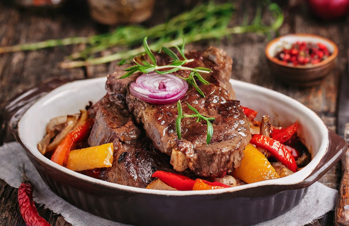 Говяжий антрекот на кости, запеченный в духовке с ароматными овощами и вином