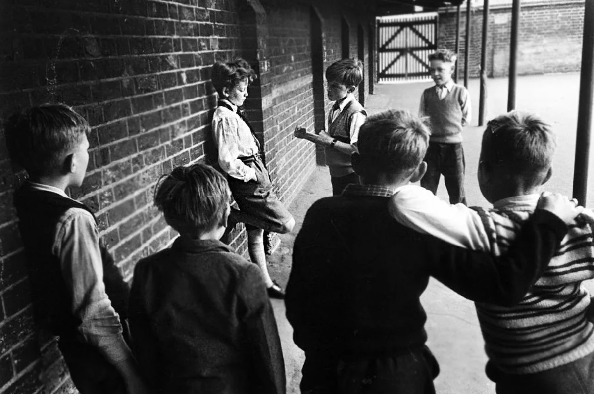 Группа находит того, над кем будет издеваться 