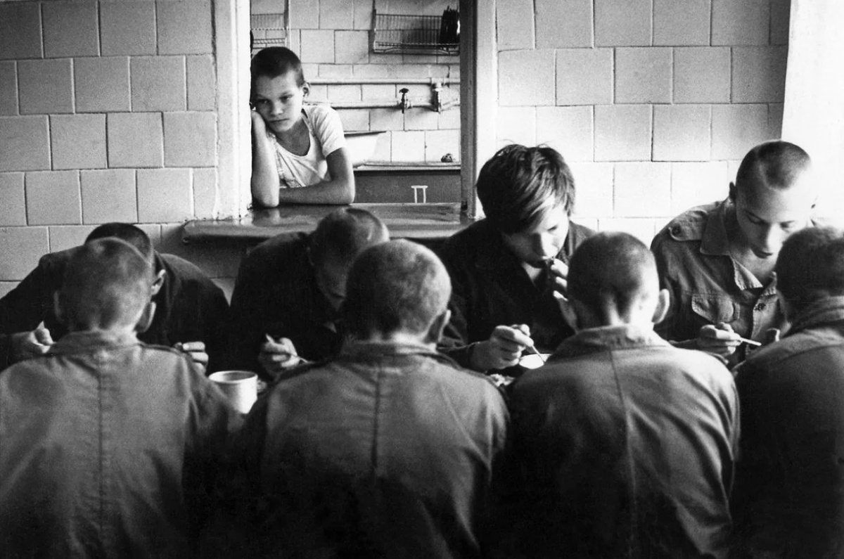 В результате буллинга ребенок чувствует себя «белой вороной», лишним, ужасным 