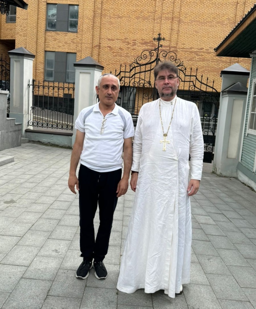 В свете последних чудовищно- трагических событий, произошедших в Южном Регионе России, а именно в Дагестане, Дербенте и Махачкале, мне трудно хранить молчание.
В эти дни мы со скорбью и возмущением вынуждены выражать протест и негодование действиям сил радикальных элементов. 
Ведь пока человек жив, он горит жаждой жизни и дарит свет души людям. И как, порой, легко оборвать нить жизни злодейским, бесчеловечным поступком.
Любое трагическое событие душевной болью отзывается в сердце каждого из нас. В многовековой истории Дербента - это, пожалуй, первый случай агрессии против храмов и представителей иной веры.
Русская православная церковь всегда считала  своей особой гордостью - дружбу народов и дагестанское единство. При этом мы хорошо понимаем, что без них невозможны ни мир, ни спокойствие.
Многовековые традиции и мудрость являются бесценным опытом, доставшимся нам от предыдущих поколений, и мощным аргументом против проявления агрессивных действий террористов. 
Пронести эту бесценную эстафету - наш  гражданский долг перед памятью предков, перед современниками и будущими поколениями.
Очень хотелось бы, чтобы буря экстремизма и терроризма не оборвала ни одну человеческую жизнь. 
Так, давайте же объединим усилия во имя нашего мирного будущего!