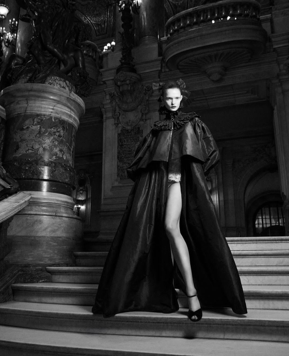 Промо коллекции Chanel Haute Couture Fall-Winter 2024/25. Фотограф: Карим Садли; модель: Lulu Tenney. Материал: Chanel.