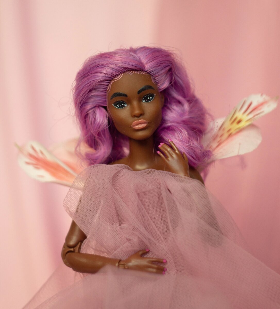 Вот одна из них, как раз с Клодетт. Не знаю, почему я решила взять на эту фотосессию её. Не вижу её в нежных образах, хотя эти кадры мне очень нравятся