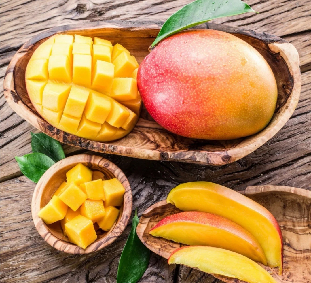 Сезон манго с мая по август, но несмотря на это встречаются они круглый год. Манго содержит витамины группы В, органические кислоты, витамины D, С, А, клетчатку и другие вещества, полезные для организма. Манго благотворно влияет на настроение, работу мозга и кишечника, состояние десен и полости рта. Продукт препятствует анемии, повышает иммунитет, препятствует старению организма и сердечно-сосудистым заболеваниям, помогает снизить температуру и унять боль.