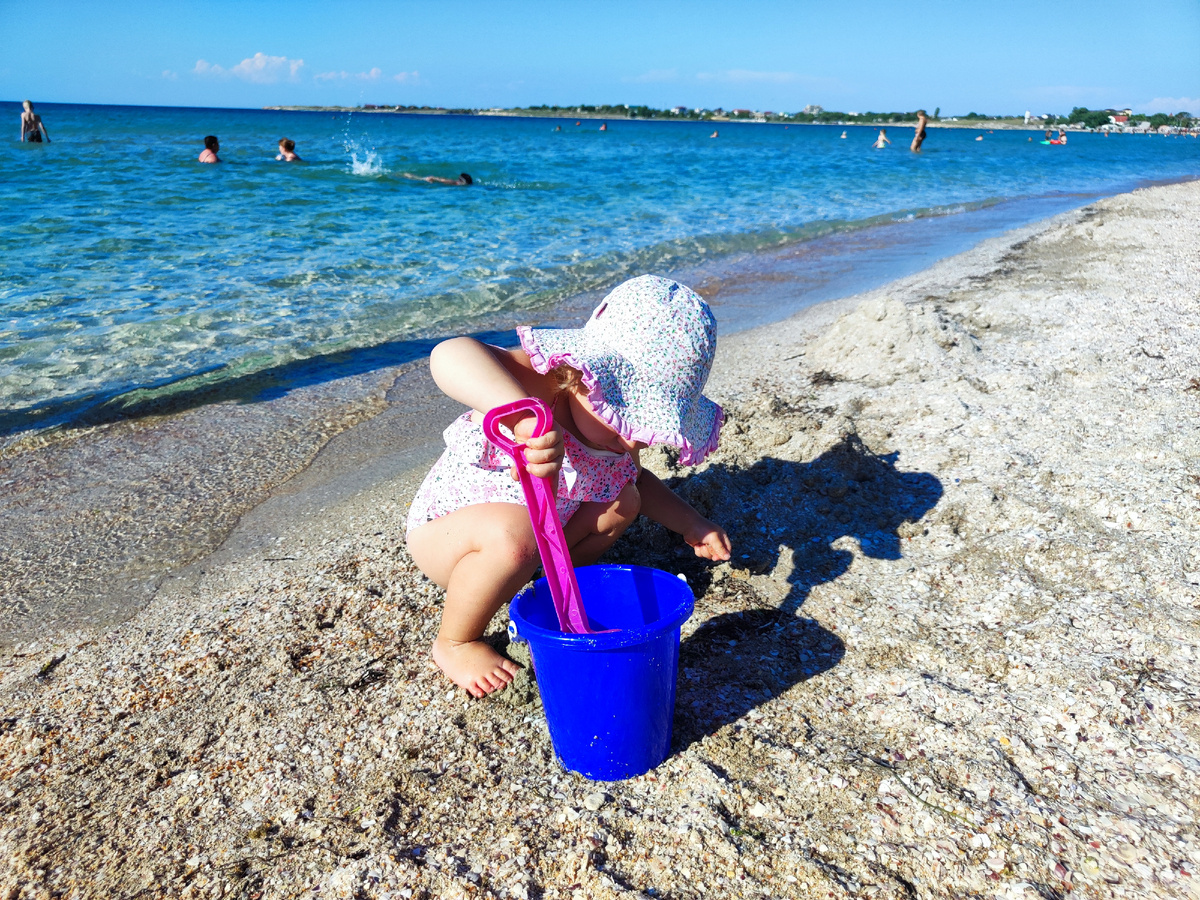 предпочитает играть с другими детьми у моря, но может и сама