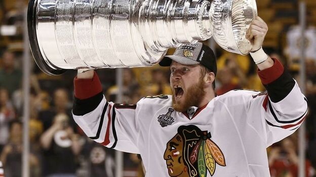 2013 год. Брайан Бикелл с Кубком Стэнли. Фото Reuters