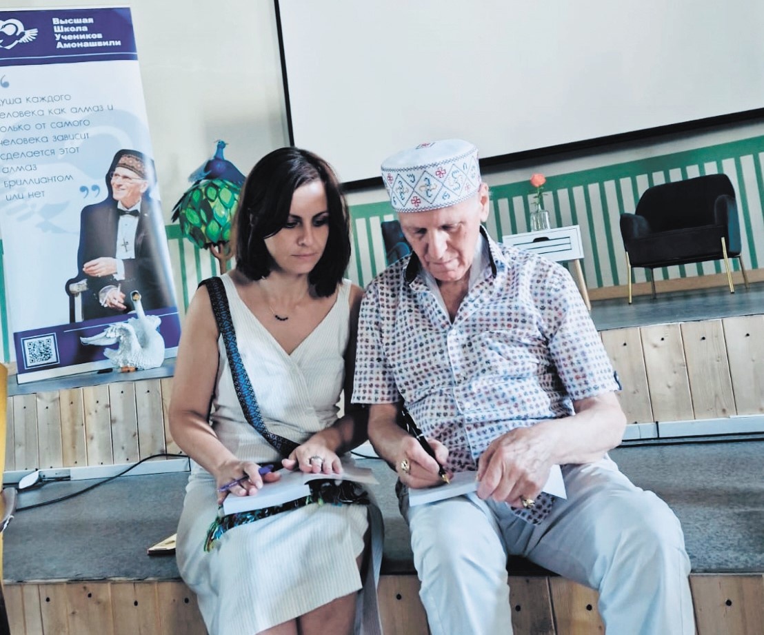    Ольга НЕКЛЮДОВА с Шалвой АМОНАШВИЛИ. Бесценные минуты общения с любимым Учителем!