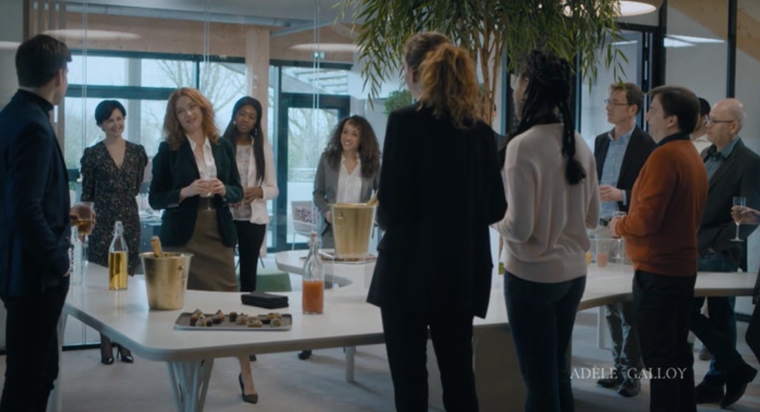 А это праздник для персонала, посвящённый 15-летию фирмы. Мод объявляет: пора расширяться, увеличивать всем зарплату и нанимать новых сотрудников!