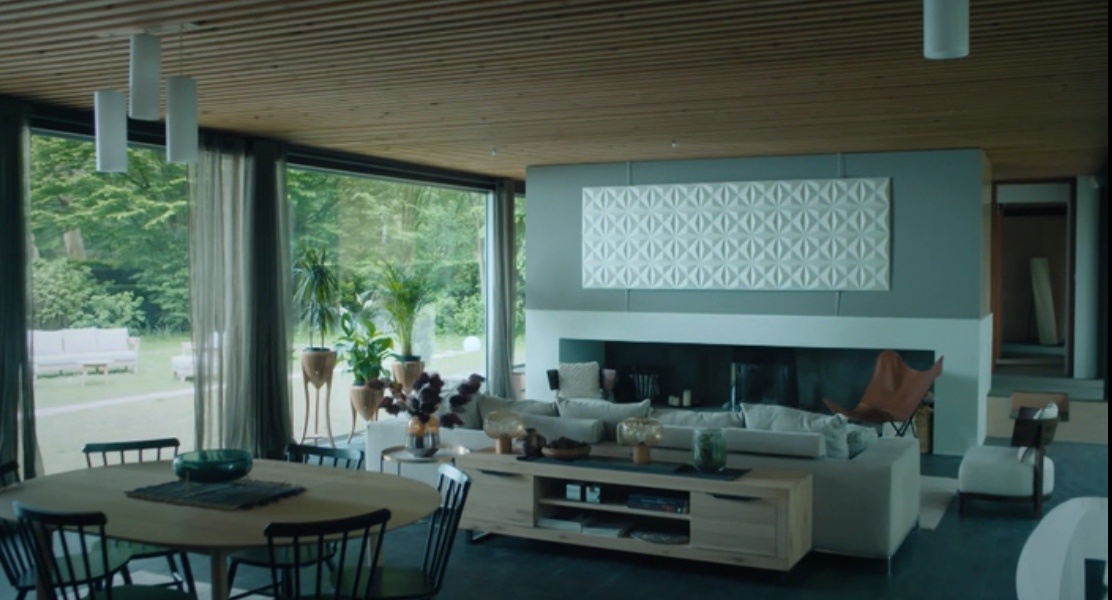 А это вид гостиной внутри. Там ещё такая же светлая кухня с огромными окнами в пол, и жилой блок с комнатами: хозяйская спальня, комнаты сына и дочери