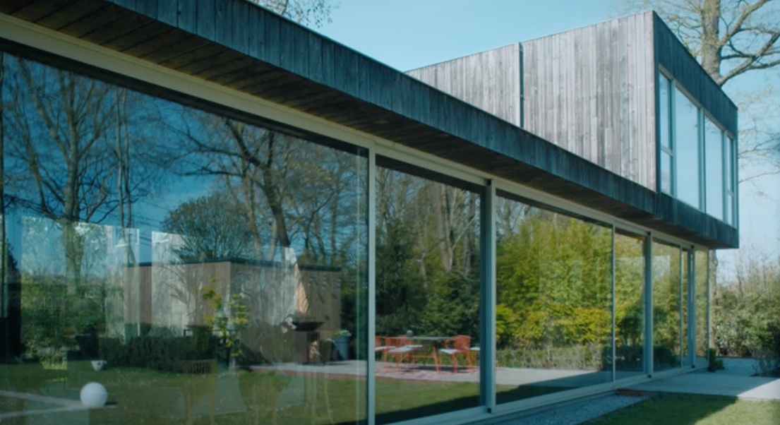 Дом у Мод роскошный, в хорошем районе. Это вид снаружи (листайте)