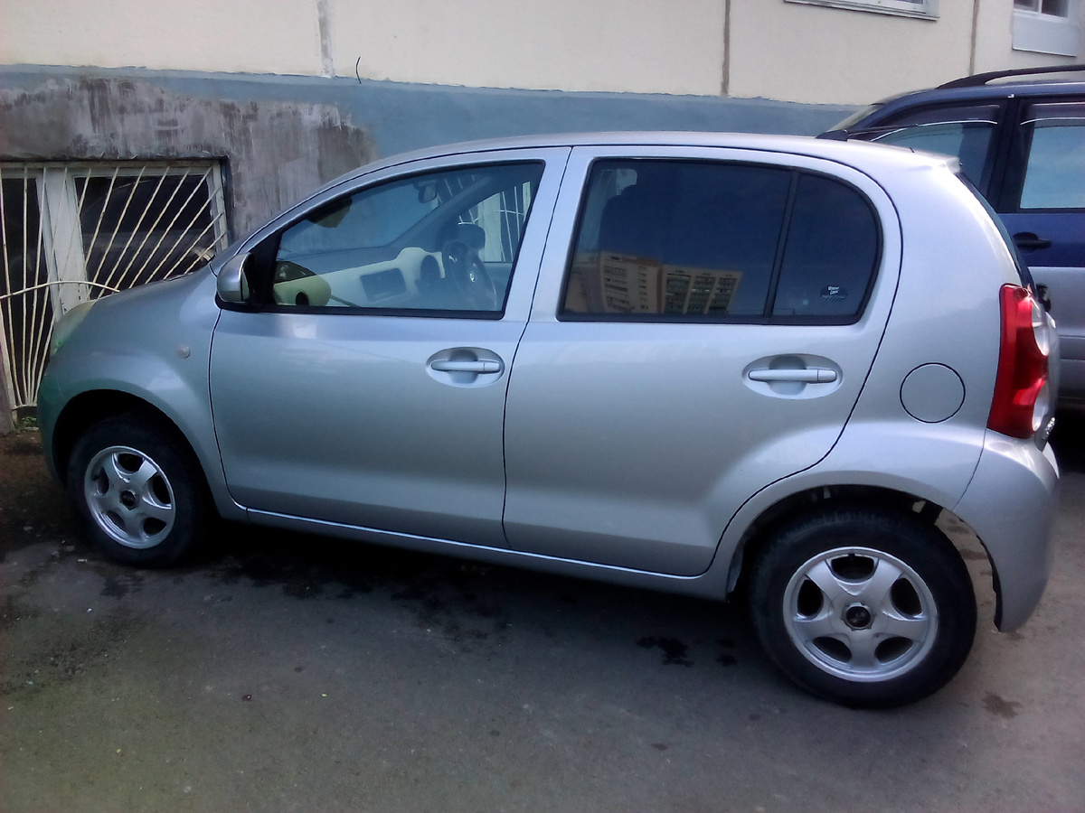 Фото автора, экономичная праворульная японка, малолитражка, приобретена была гораздо позже, после приведения в порядок финансовых вопросов. Хороший автомобиль.