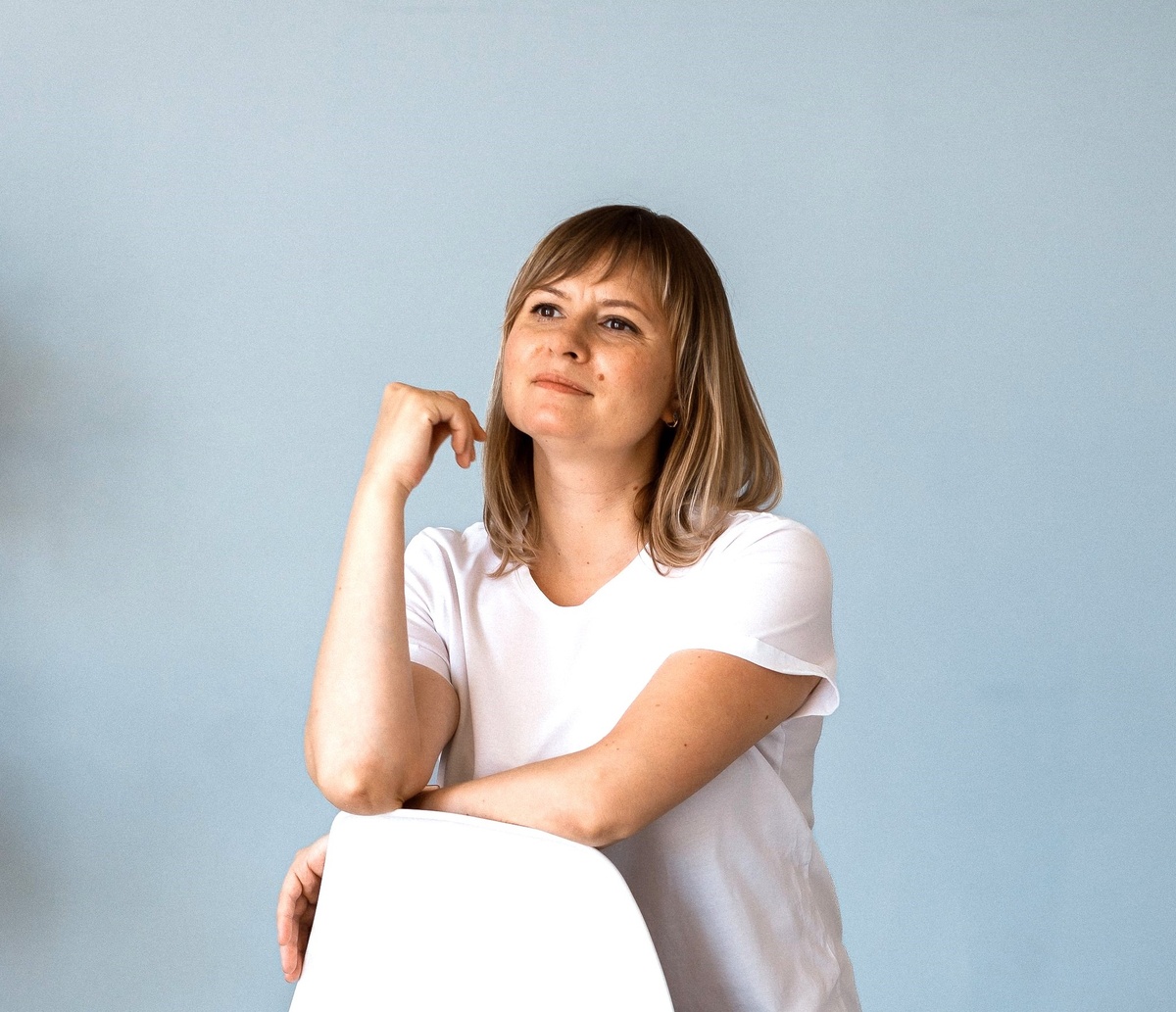 Не очень люблю фотографироваться. Нашла вот такое своё фото - с фотосессии, на которую позвала подруга (без неё не решилась бы). Тут есть, к чему придраться, но давайте обойдёмся))