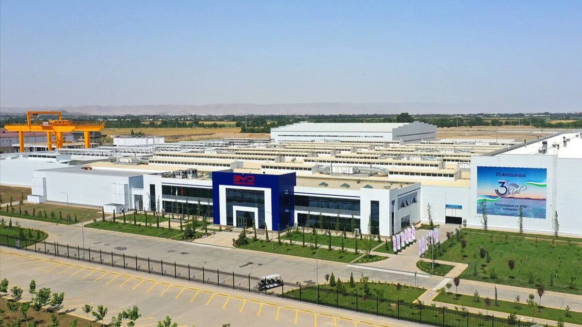 Завод считается первой фабрикой BYD за пределами Китая и на первом этапе способен собирать до 50 тысяч машин в год. Выпускать здесь будут седан Chazor и кроссовер Song Plus.-1-2