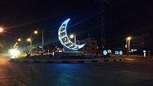 Полумесяц красочно оформлен и красиво освещён во время месяца Рамадана