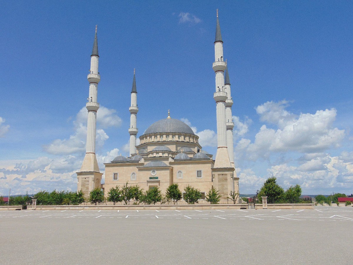 В мечети часто предусмотрен разный вход для мужчин и женщин, следуйте указателям