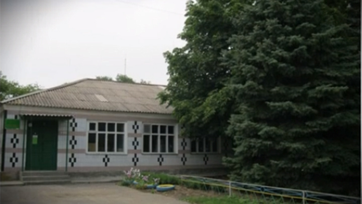 ДЕТСКИЙ САД В РОСТОВСКОЙ ГЛУБИНКЕ СТАЛ МЕСТОМ ДЕЙСТВИЯ КРИМИНАЛЬНОЙ ДРАМЫ С ПОХИЩЕНИЕМ РЕБЁНКА. СКРИН С ВИДЕО ВК "УЗНАЙ ПЕРВЫМ"