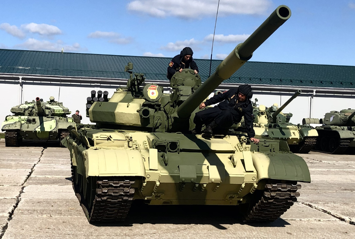 Экипаж покидает боевую машину после динамического показа. Кубинка, сентябрь 2023 года.