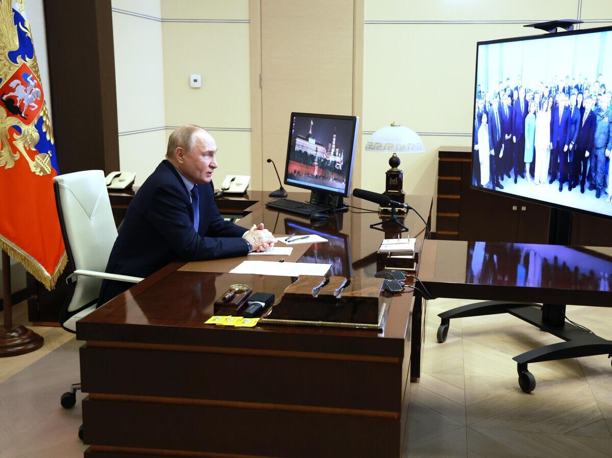    Президент РФ Владимир Путин в режиме видеосвязи проводит встречу с выпускниками программы кадрового резерва Высшей школы госуправления РАНХиГС© РИА Новости / POOL