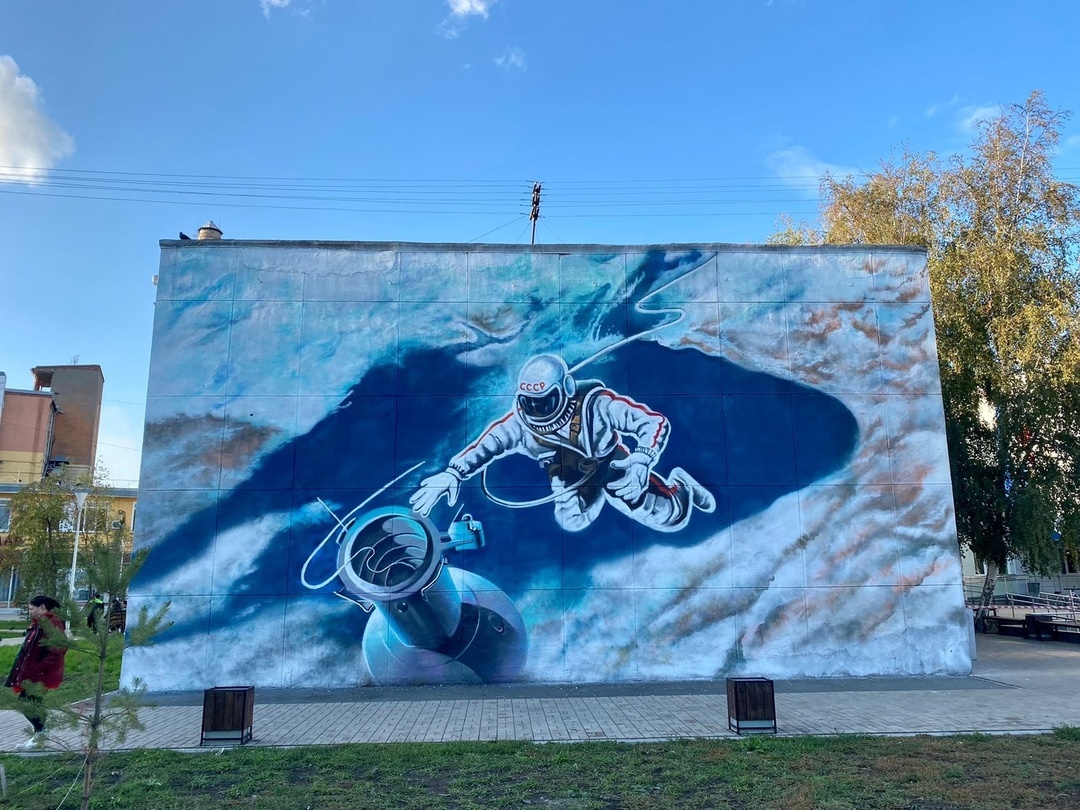Работа арт-компании "Сойка" на здании ДК "Звездный" в Советском округе г. Омска