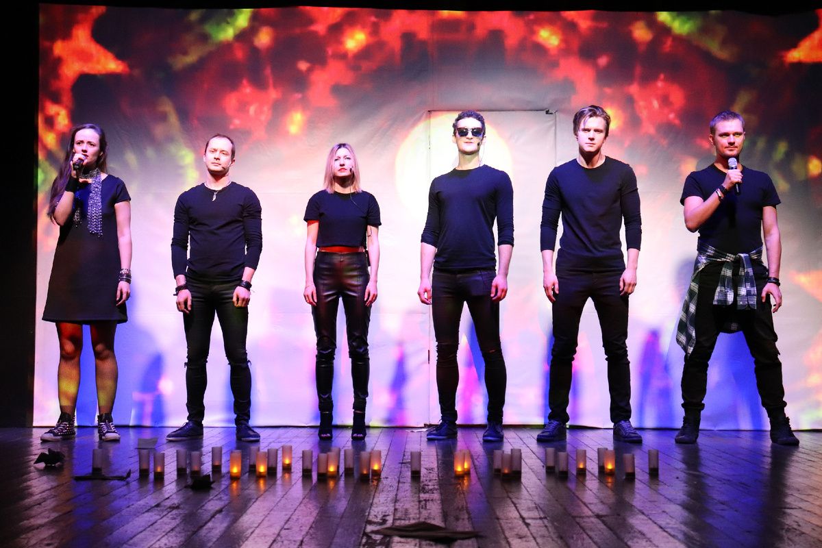 На фото - спектакль "Dверь" Московского театра АпАРТе