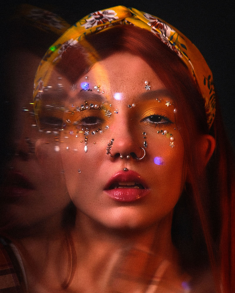 Стразы легко приклеиваются и дают +100 к вашему макияжу