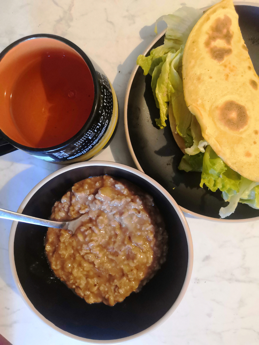 Вторник. Нутоблин с печенью и икрой минтая + зелень. Шоколадная Овсянка с бананом. Зеленый чай и долька шоколадки.