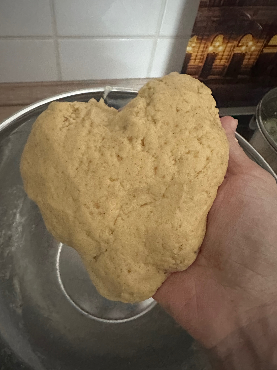 Тесто не должно течь, может потребоваться чуть больше муки