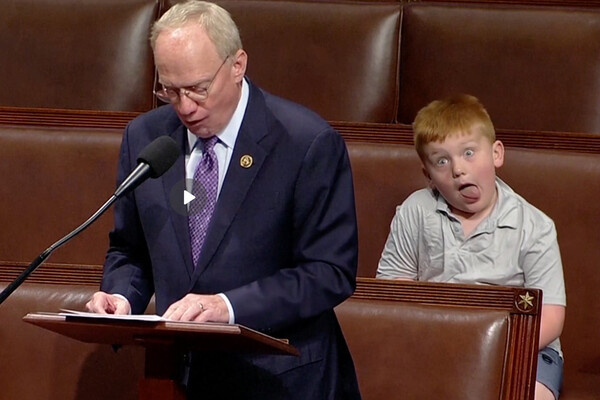 В США сын конгрессмена корчил смешные рожицы в камеру, пока его отец выступал в палате представителей, пишет CBS News.