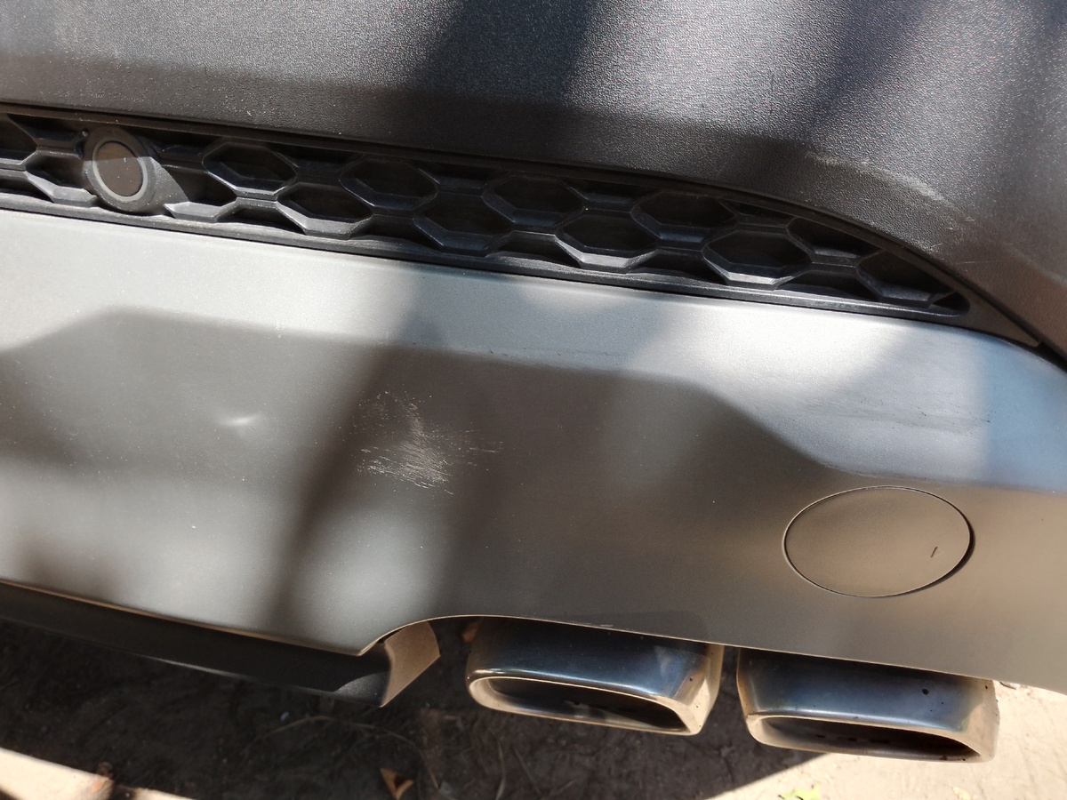 Вот ближе уже когда мужчина помял машину, показывая что там якобы сломались крепление. 