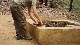 Рою подземный бункер в лесу и выкладываю камнем стены один своими руками / Начало строительства