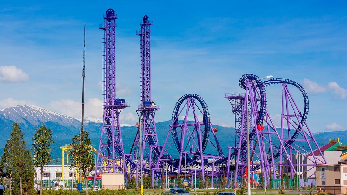 Местный Диснейленд — Сочи Парк. Вход от 2500 рублей с человека.