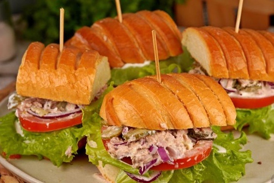 Классический сэндвич с тунцом и маринованным огурцом готовится просто.