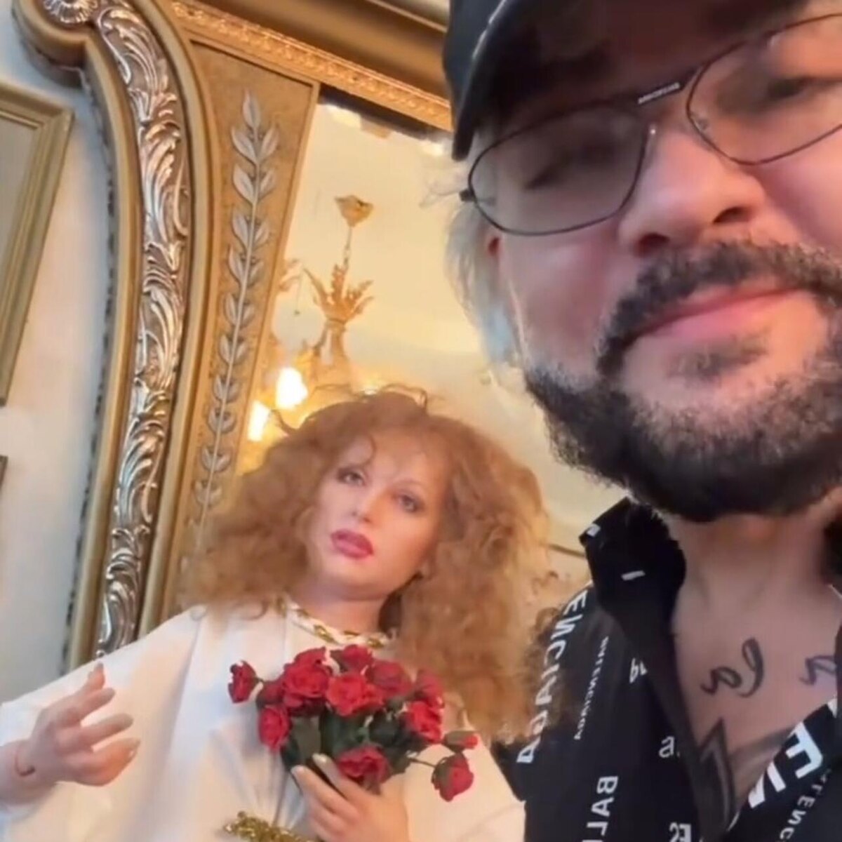    Филипп Киркоров с куклой Социальные сети