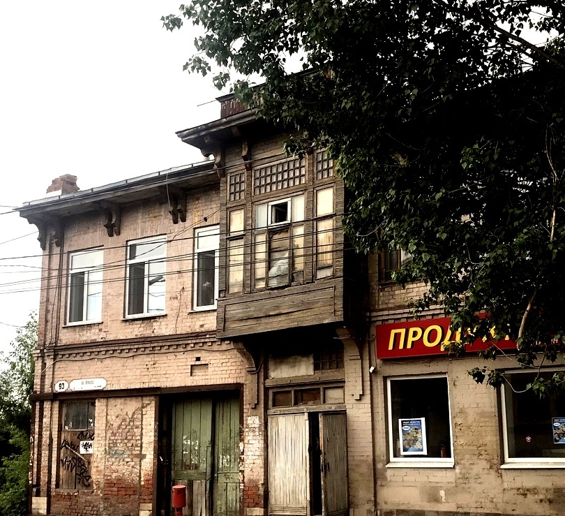 Венцека, 93. Раньше числился в перечне ОКН как "Дом коллежского секретаря Вырова Г.Ф., 1902 год постройки".