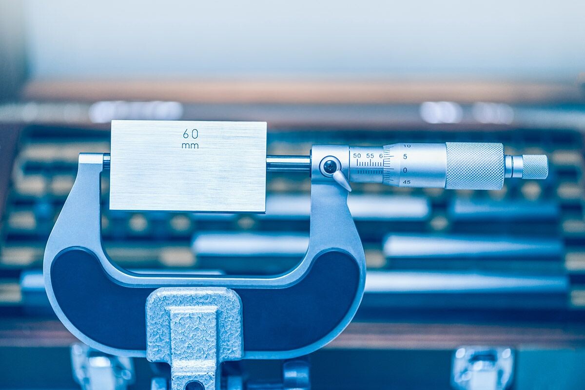 Микрометр может измерить деталь с точностью до тысячных миллиметров. Источник: Shutterstock📷
